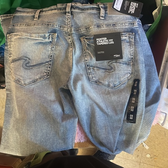 I have two pairs of the same size and style of jeans these are silver jeans - Picture 3 of 4